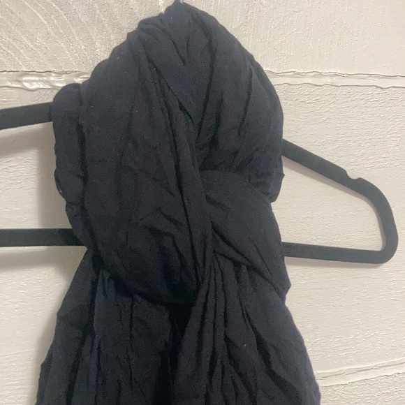 Black tasseled scarf - Picture 4 of 4